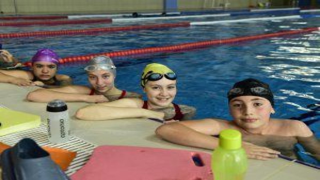 Mamak Yüzme Havuzu’na kayıt yaptıran 3500 kişi yüzme öğrendi