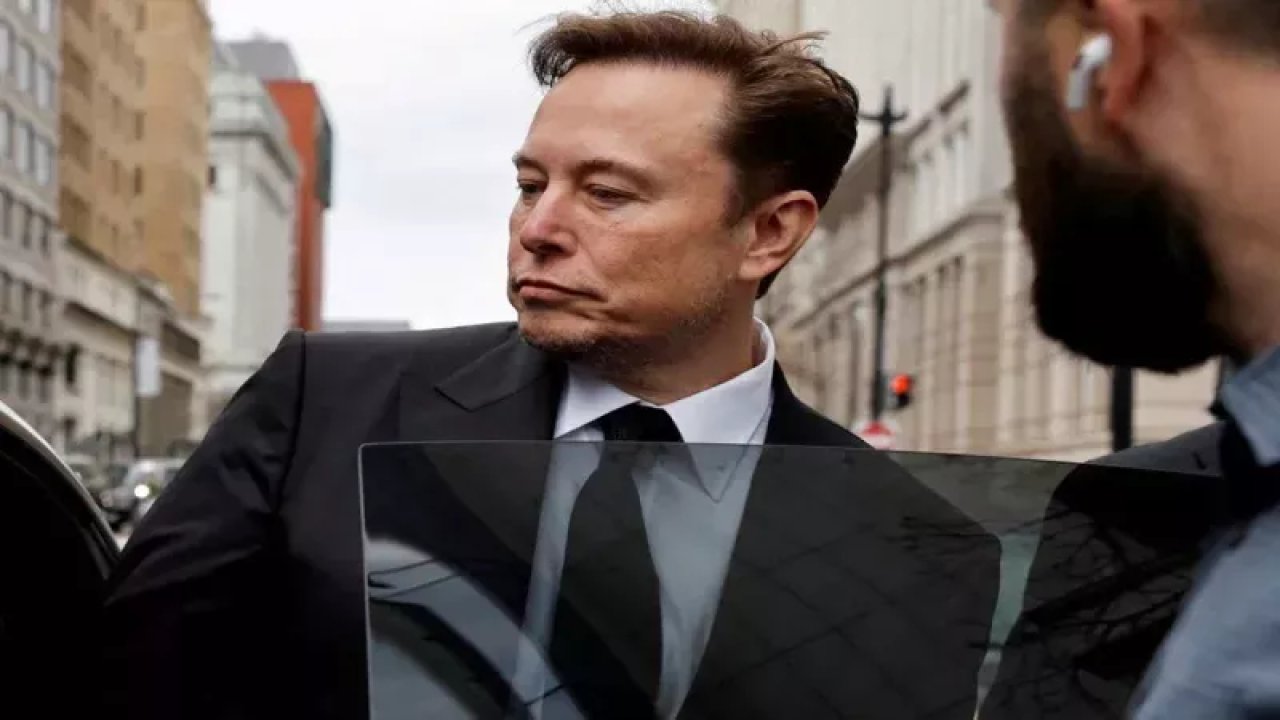 Elon Musk Çapkınlık Yaparken Görüntülendi! Üstünü Düzelten Kadın Dikkatlerden Kaçmadı!