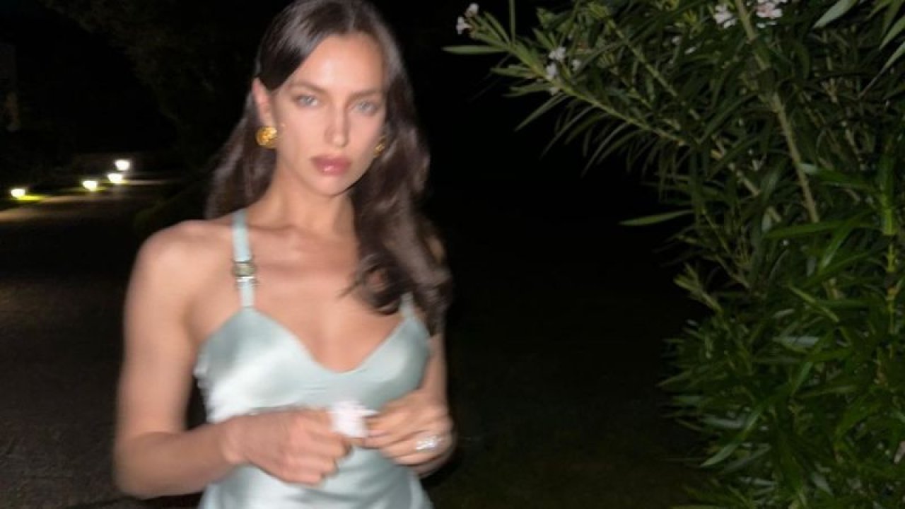 Victoria’s Secret’in Meleği Irina Shayk Pozlarıyla Yakıp Geçti! Elbisesini Giydi, İç Çamaşırını Göstere Göstere Paylaştı! “Tam Bir Afet…”