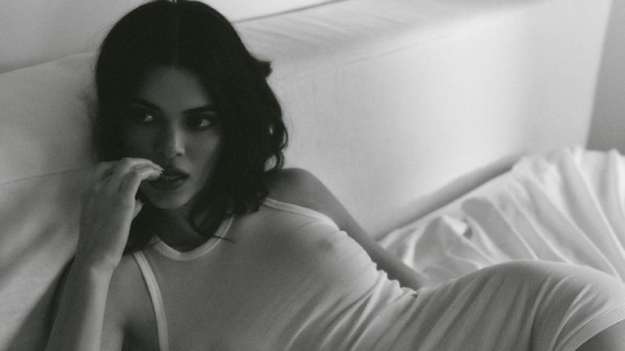 Kendall Jenner Üstsüz Pozları Şok Etti! Kamera Karşısıda Soyundu! Sosyal Medya Resmen Kaynıyor! “Dünyanın En Güzel Kızı…”