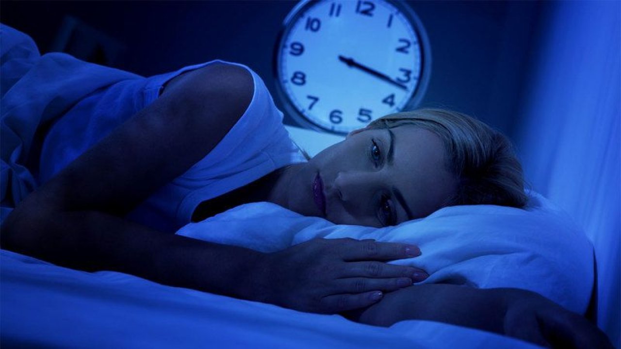 Uyku Problemi Yaşayanlar Dikkat: Bu Karışım Sizi Bebekler Gibi Uyutacak! Sadece İki Malzeme İle Yapılıyor; 4 Dakikada Hazır Oluyor!