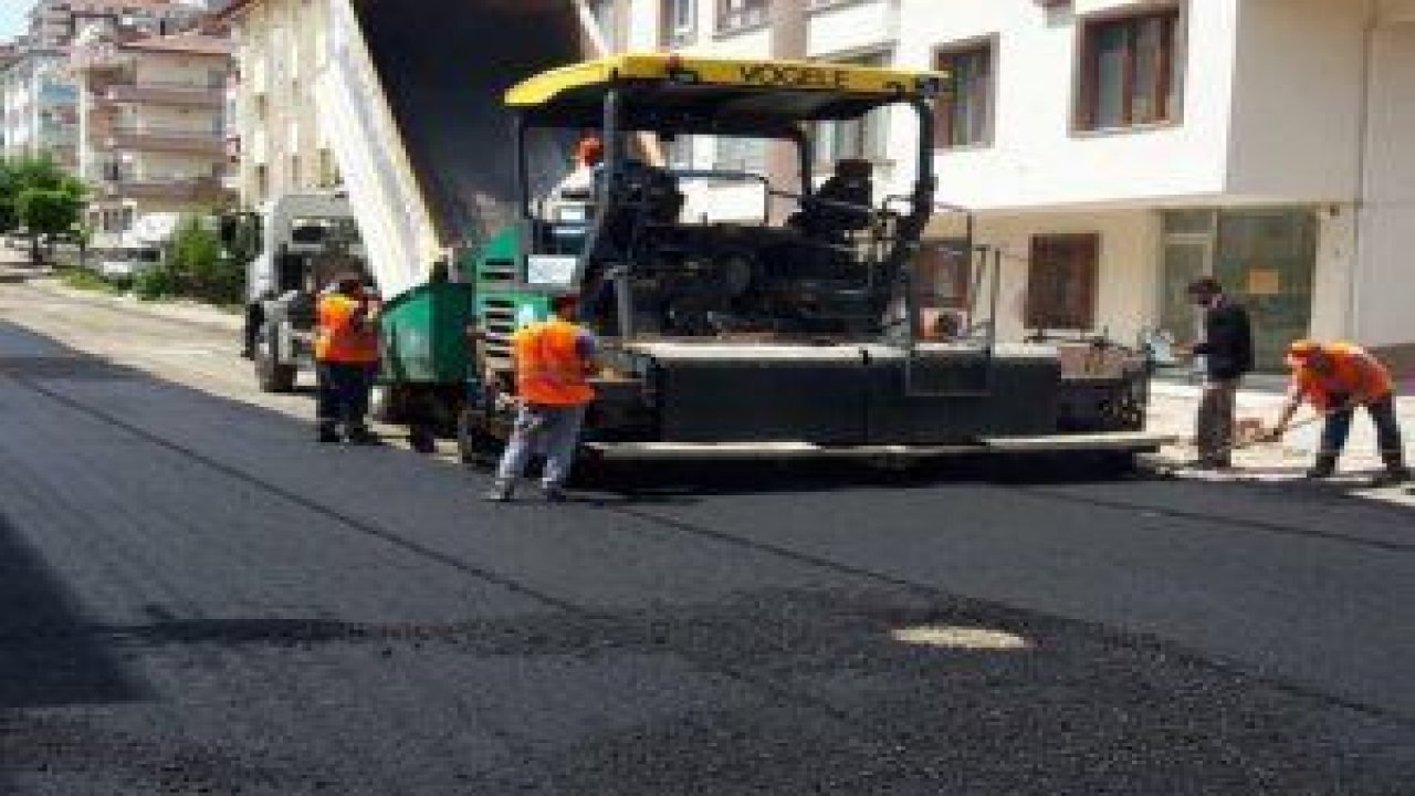 Pursaklar Belediyesi Fen İşleri Müdürlüğü asfalt yol çalışmalarına gece gündüz devam ediyor