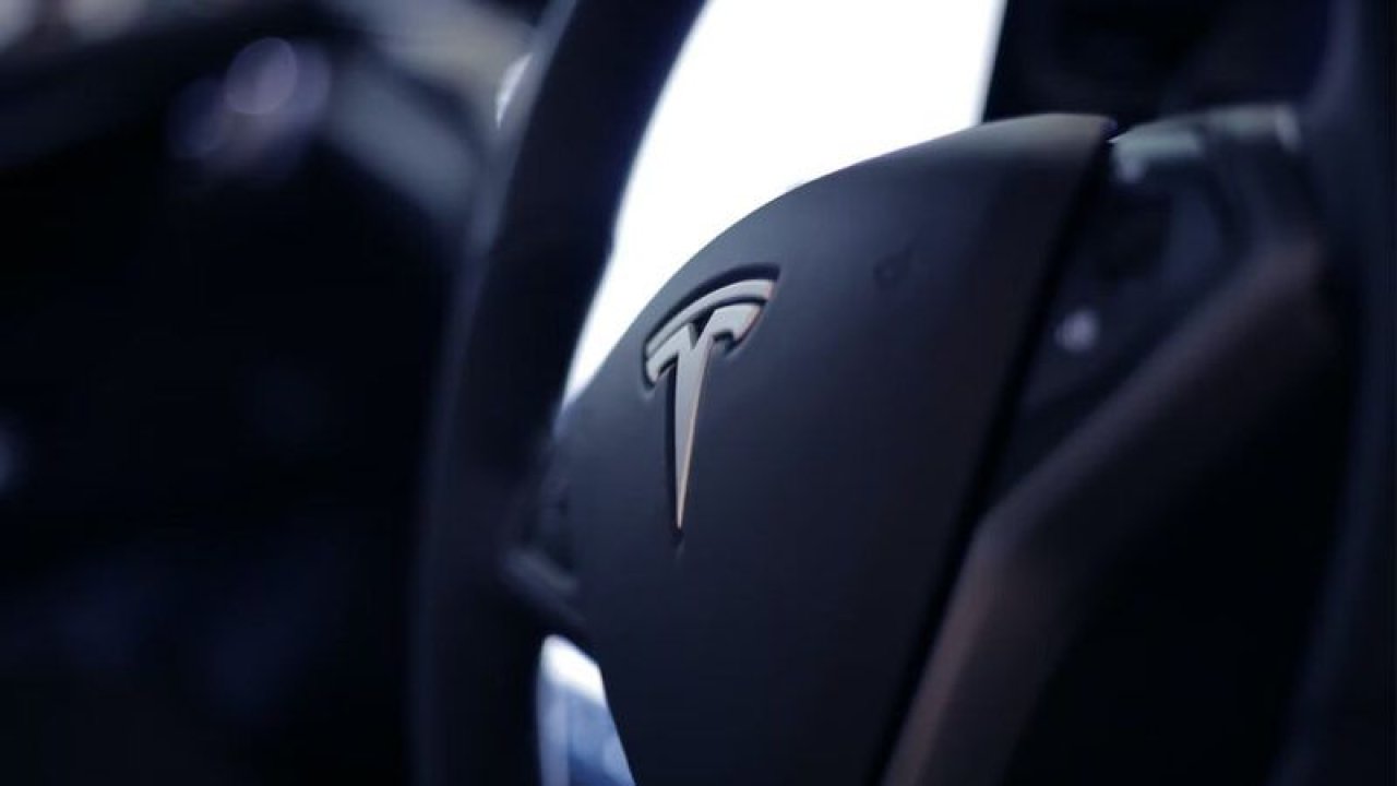Tesla Otomobillerde Gizli Özellik İfşa Oldu! Anonim Hacker, Elon Mode Adındaki Otonom Sürüş Pilotunu Test Etti