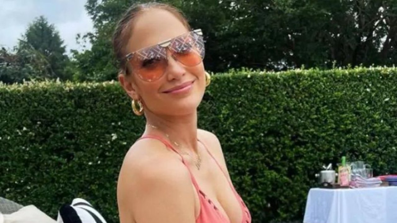 53'lük Jennifer Lopez somon rengi mayosu ile sere serpe uzandı! Yorumlar gecikmedi: “Cildi kadife gibi!”