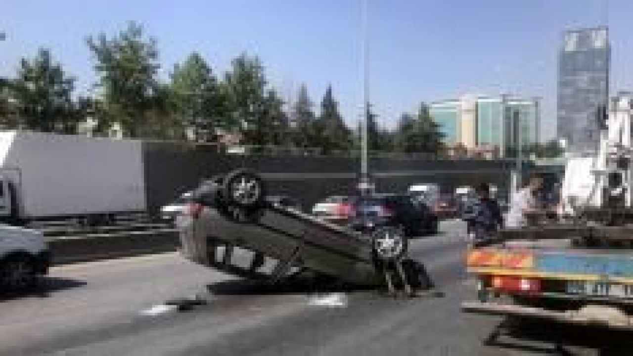 Ankara'da Devrilen Otomobilin Sürücüsü Yaralandı