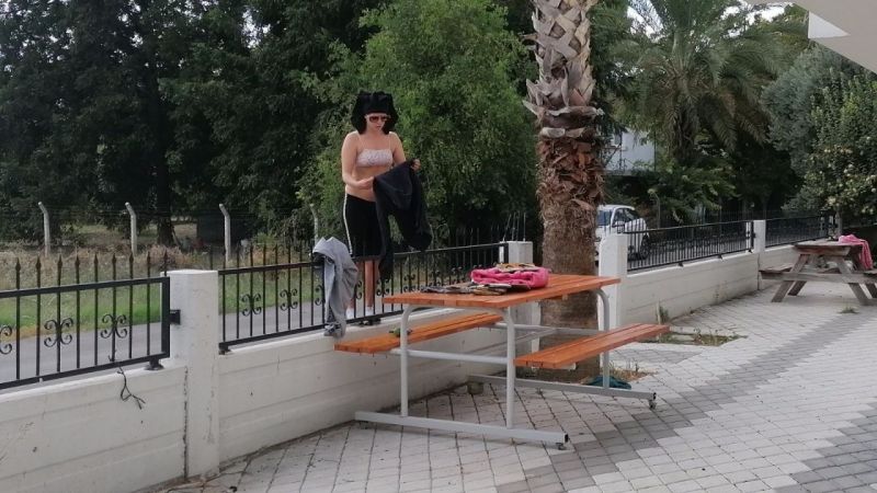 Antalya'da Bir Kadın Kıyafetlerini Çıkarıp Yürüdü! Ortalık Karıştı...