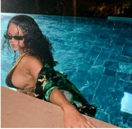 Rihanna, Bikinili Fotoğraflarıyla Sosyal Medyayı Çalkaladı!