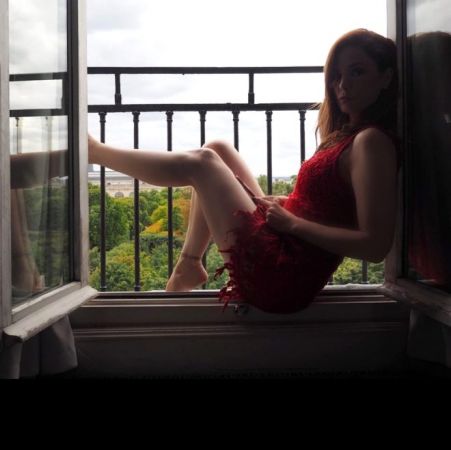 Mine Tugay Kırmızı Mini Elbisesiyle Instagram'ı Salladı!