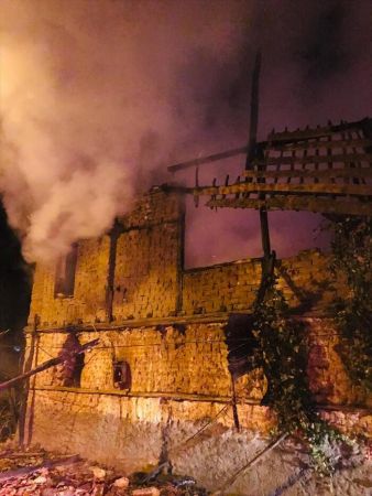 İzmir'de Feci Yangın: Yaralı Var...