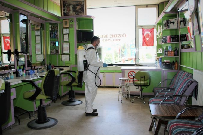 Ankara’da berberler açıldı, ilk tıraşlar yapıldı