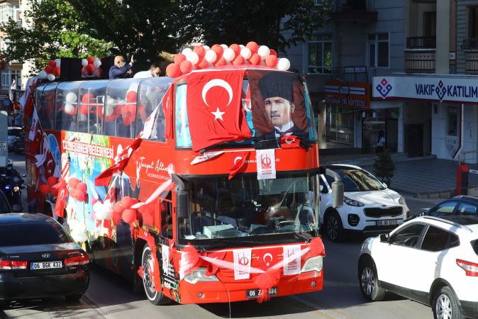 Ankara Keçiören’de üstü açık otobüste 19 mayıs coşkusu