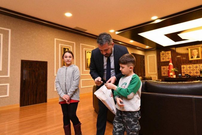 Başkan Ertuğrul Çetin, Ziyaretine Gelen Çocukları Eli Boş Göndermiyor...