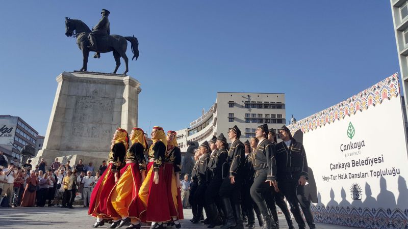 Film için saçlarını pembeye boyattı! Yıldız Uslu Kimdi?
