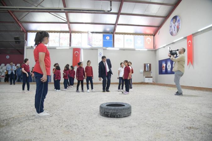 Belediye Başkanı Serhat Oğuz, Bocce Spor Salonu’nda Öğrencilerle Atışlar Yaptı. Başkan Oğuz:"Sporu Bırakmayın"