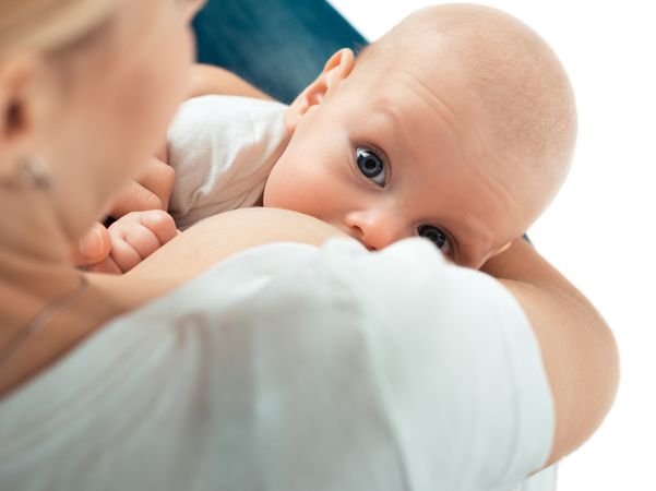 Anne Hastayken Bebeğini Emzirebilir Mi? Vitamin Takviyesine İhtiyaç Var Mı? İşte Anne Sütü Hakkında Doğru Sanılan 10 Yanlış!
