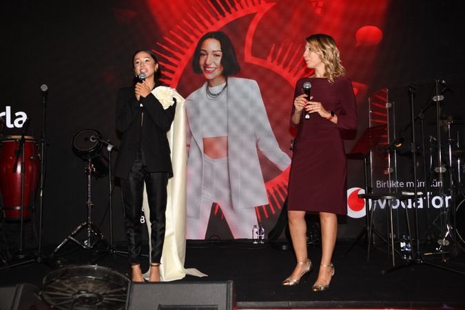 Zeynep Bastık’tan Vodafone Red İşbirliğiyle Yeni Akustik Performans Serisi...