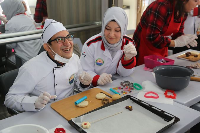Ankara Haber; Gölbaşı Uyum Öğrencileri ve Yemek Kursiyerleri Birlikte Yemek Yaptı!