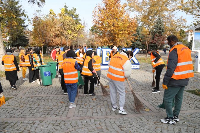 Ankara Haber; Çubuk'ta Üniversite Öğrencileri Cadde ve Sokakları Temizledi!