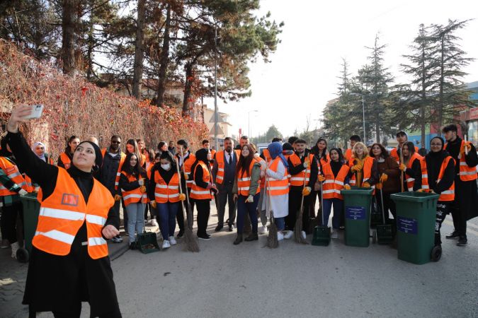 Ankara Haber; Çubuk'ta Üniversite Öğrencileri Cadde ve Sokakları Temizledi!