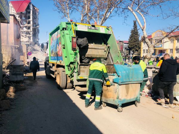 Ankara Haber: Keçiören Belediyesi Deprem Bölgesindeki Çöpleri Topluyor...