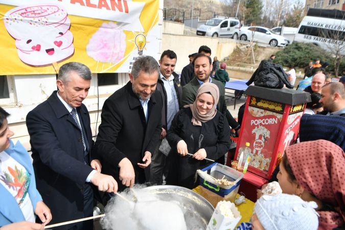 Ağır hasarlı binada 13 kedi kurtarılmıştı... A Blok yıkımı tamamlandı