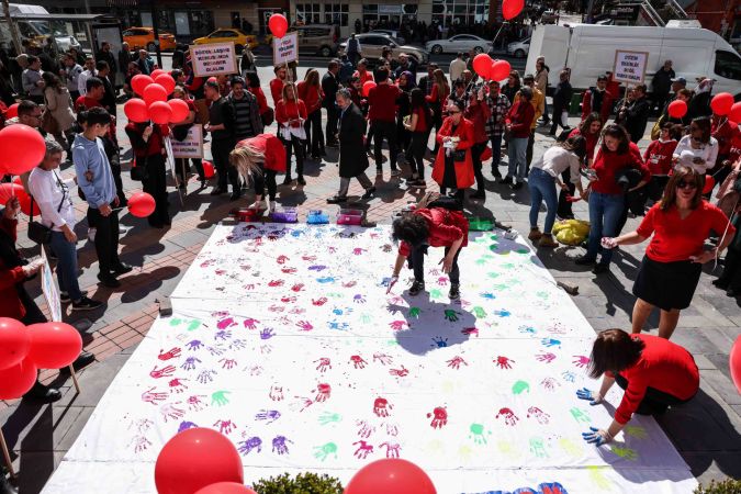 Ankara Haber: Çankaya'da Kırmızı Balonlar Otizm Farkındalığı İçin Havalandı...