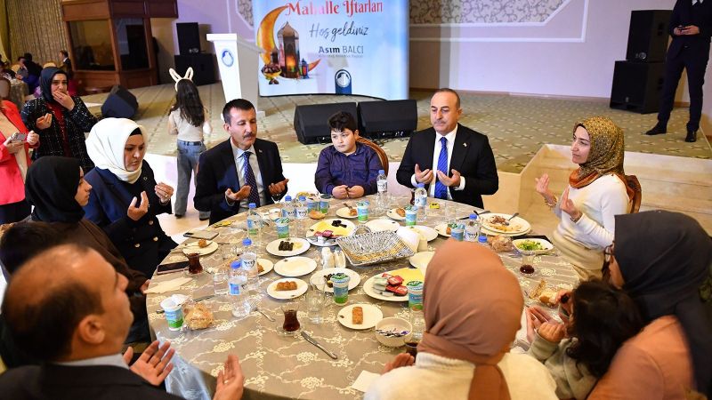 Ankara Haber; Bakan Çavuşoğlu Ankara'da Altındağlılarla iftar yaptı!