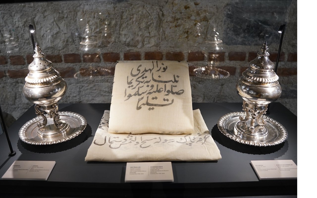 aa-20260304-40731941-40731935-osmanli-sultanlarinin-sevdasi-kutsal-emanetler-sergisi-rami-kutuphanesinde-acildi.jpg