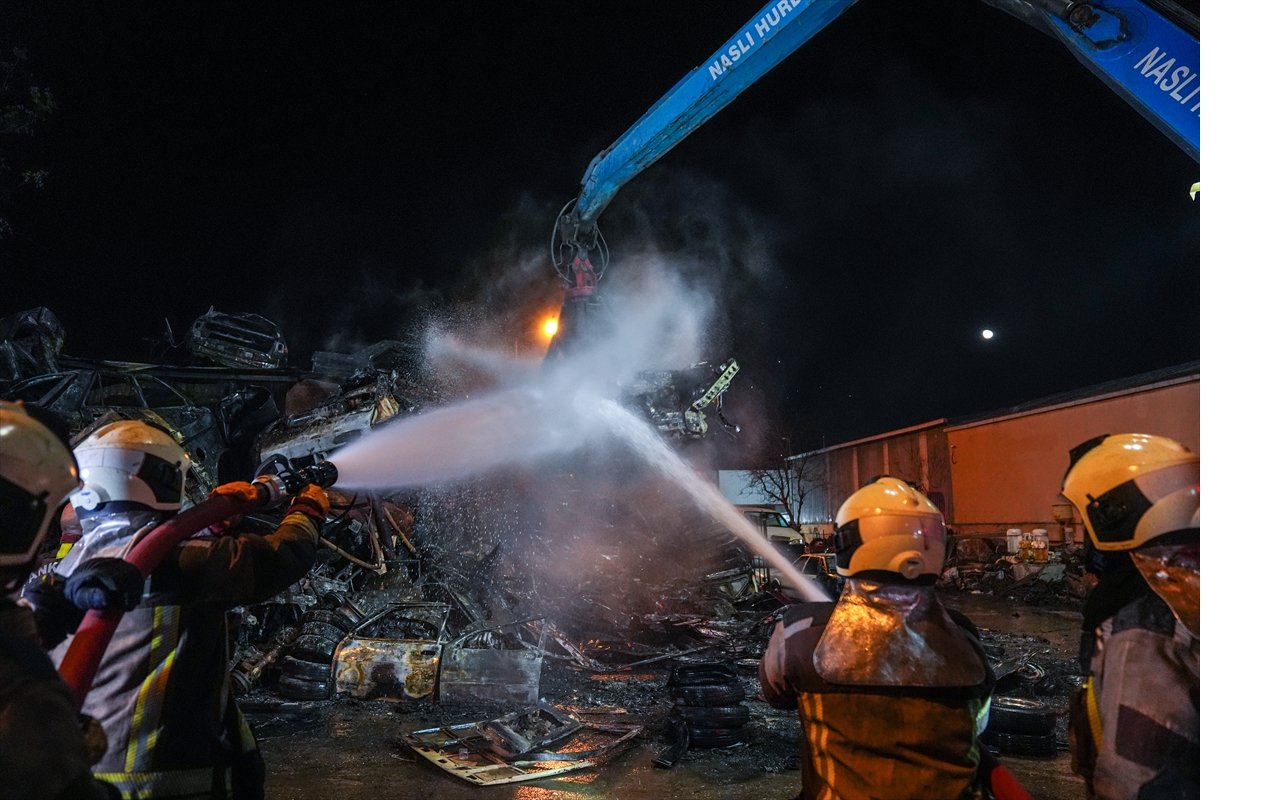 aa-20260307-40762515-40762501-ankarada-yanan-hurda-araclardan-geriye-demir-yiginlari-kaldi.jpg