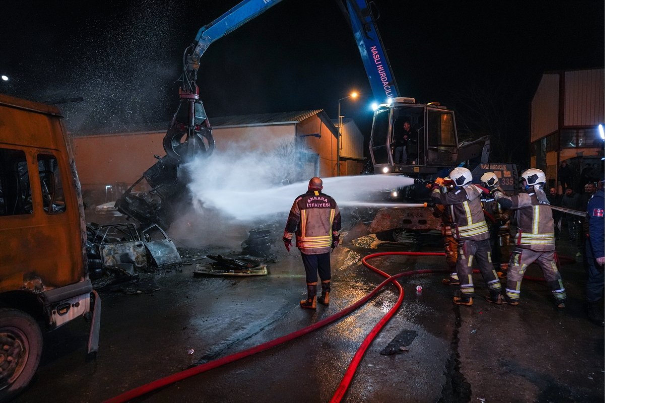 aa-20260307-40762515-40762502-ankarada-yanan-hurda-araclardan-geriye-demir-yiginlari-kaldi.jpg